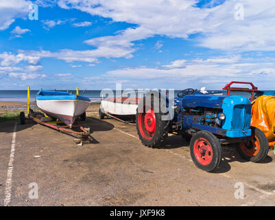 Dh Saltburn beach SALTBURN DAL MARE CLEVELAND Saltbur il trattore e i rimorchi in barca Foto Stock