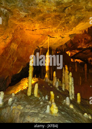 Postumia, Slovenia - 9 Maggio 2014: pittoresche caratteristiche carsiche accesa nella grotta, grotte di Postumia Foto Stock