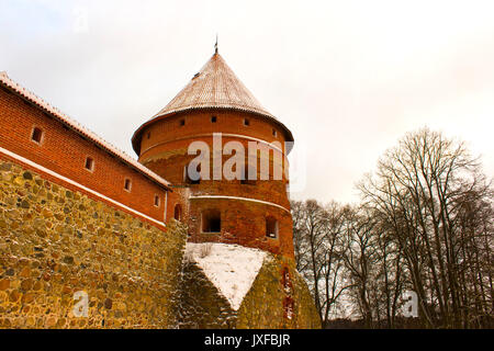 Trakai, Lituania - 04 Gennaio 2017: il Castello di Trakai in inverno Foto Stock