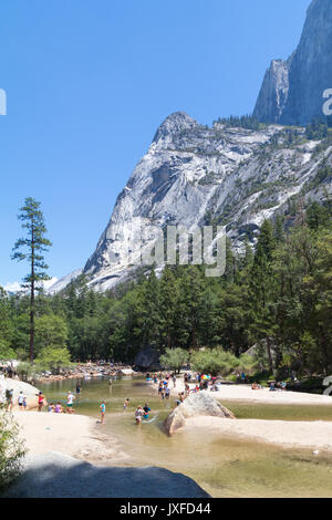 Le persone che assumono una nuotata nel lago specchio al parco nazionale di Yosemite Foto Stock