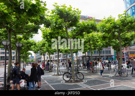 Francoforte, Germania - 15 Giugno 2016: la gente a piedi lungo la Zeil nel Mezzogiorno Foto Stock
