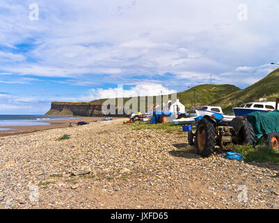 Dh Saltburn beach SALTBURN DAL MARE CLEVELAND Saltburn trattore barca peeble beach seacliff Foto Stock