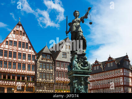 La città vecchia con la statua di Justitia a Francoforte Foto Stock