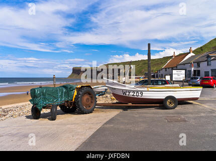 Dh Saltburn beach SALTBURN DAL MARE CLEVELAND trattore rimorchio barca rampa spiaggia regno unito Foto Stock