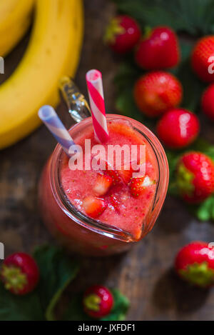 Fragole fresche e frullato di banana - elevato angolo di visione Foto Stock