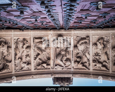 Dettaglio della divinità in pietra all'ingresso della porta della cappella sacra Chiesa di El Salvador, opera di Andres de Vandelvira e Diego de Siloe, Ubeda, Spagna Foto Stock