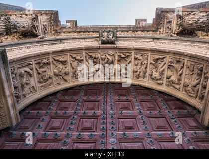 Dettaglio della divinità in pietra all'ingresso della porta della cappella sacra Chiesa di El Salvador, opera di Andres de Vandelvira e Diego de Siloe, Ubeda, Spagna Foto Stock