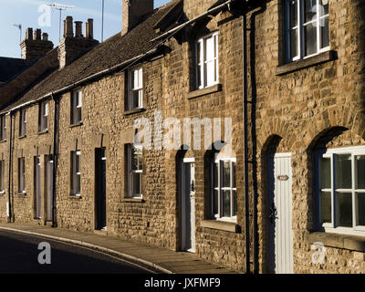 Fila di vecchi terrazzamenti cottage in pietra in Austin Street, Stamford, Lincolnshire, Regno Unito Foto Stock