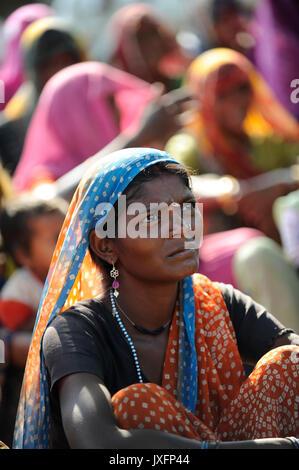 INDIA Uttar Pradesh , donne dalit in villaggio in Bundelkhand su un incontro / INDIEN Uttar Pradesh, Frauen unterer Kasten und kastenlose Frauen, dalit, in Doerfern in Bundelkhand auf einer Versammlung Foto Stock