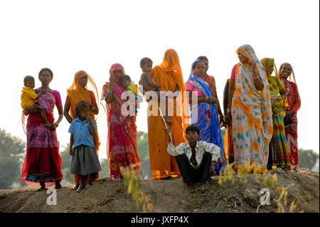 INDIA Uttar Pradesh , donne dalit in villaggio in Bundelkhand su un incontro / INDIEN Uttar Pradesh, Frauen unterer Kasten und kastenlose Frauen, dalit, in Doerfern in Bundelkhand auf einer Versammlung Foto Stock