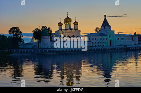 Monastero Ipatievsky in Kostroma. Le cupole sono illuminate con proiettori.Il monastero si trova sulla sponda del fiume e si riflette nel fiume Foto Stock