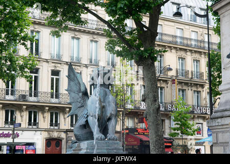 Leone alato, Fontaine saint Michel, Paris, Francia. Famoso punto di riferimento storico Foto Stock