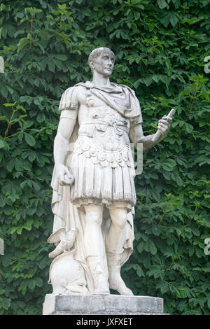 Statua di Gaio Giulio Cesare, imperatore romano, nel Jardin des Tuileries, Parigi, Francia Foto Stock