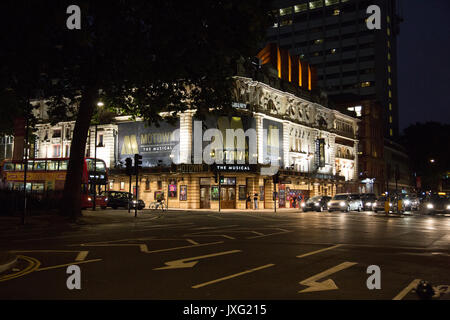 Shaftesbury Theatre con i loro show Motown (2017) con l'illuminazione su Shaftesbury Avenue, London, Regno Unito in formato paesaggio. Foto Stock