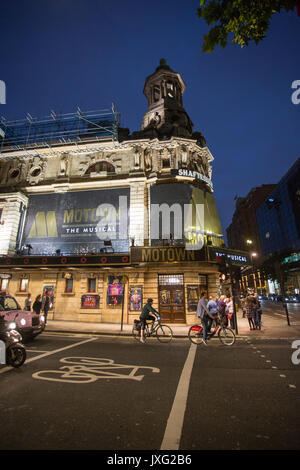 Shaftesbury Theatre con i loro show Motown (2017) con l'illuminazione su Shaftesbury Avenue, London, Regno Unito in formato verticale. Foto Stock