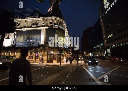 Shaftesbury Theatre con i loro show Motown (2017) con l'illuminazione su Shaftesbury Avenue, London, Regno Unito in formato paesaggio. Foto Stock