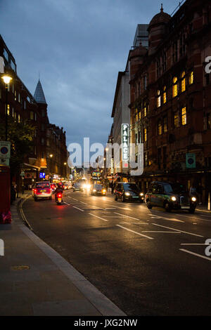 La gamma di veicoli che viaggiano lungo una trafficata Shaftesbury Avenue, Londra con Palace Theatre che mostrava Harry Potter e il maledetto bambino al momento. Foto Stock