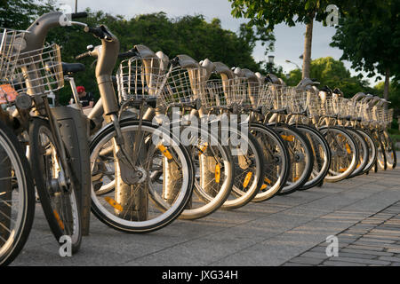 Parigi, Francia - 02 Giugno 2017: stazione Velib di pubblico noleggio biciclette a Parigi. Velib ha la massima penetrazione del mercato comapring in altre città Foto Stock