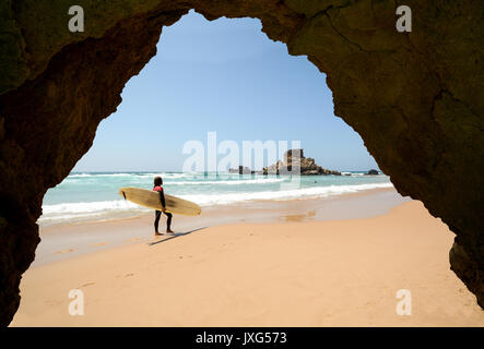 Il Surfer Beach Praia do Castelejo vicino a Vila do Bispo, Algarve Portogallo Europa Foto Stock