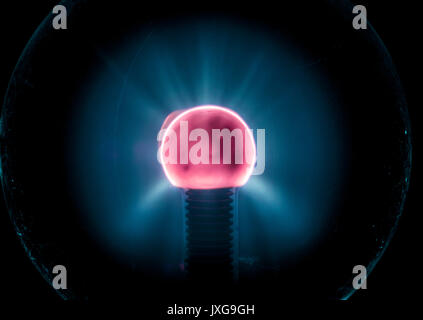 Bobina di Tesla, lit, su uno sfondo nero e uno spazio vuoto, con esposizione lunga Foto Stock