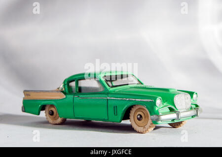 Vintage modello Studebaker Golden Hawk auto in impostazione di studio Foto Stock