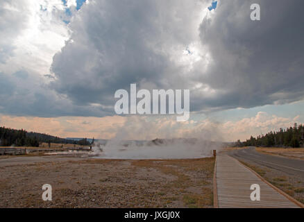 Il Boardwalk tra caldo lago primavera calda e Firehole Lake drive in basso Geyser Basin nel Parco Nazionale di Yellowstone in Wyoming negli Stati Uniti Foto Stock