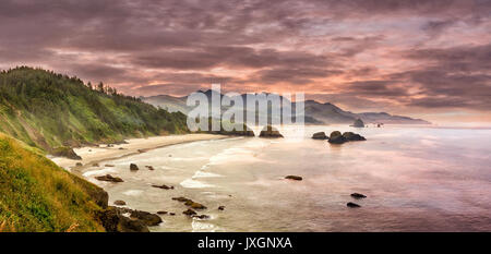 Spiaggia a mezzaluna e Cannon Beach vista dal Ecola State Park Panorama Foto Stock