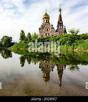 Chiesa cristiana vicino a Almaty, Kazakhstan riflessa nel lago Foto Stock