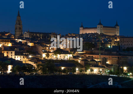 La cattedrale e l'Alcazar di notte, Toledo, Spagna Foto Stock