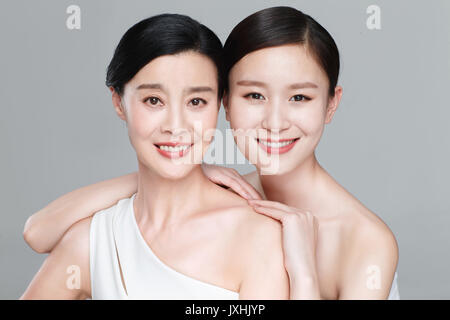 Bella ed elegante di madre e figlia Foto Stock