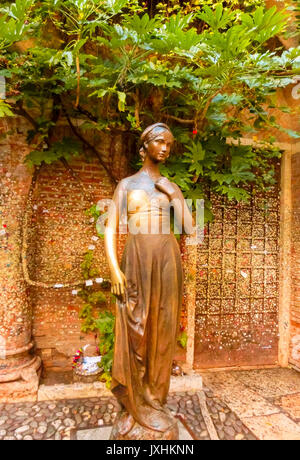 Verona, Italia - 22 Settembre 2014: Statua di Giulietta.La principale attrazione turistica. Foto Stock