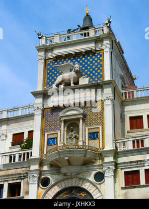 San Marco clocktower vecchio per essere visto dalle navi nel porto di Venezia, Italia Foto Stock