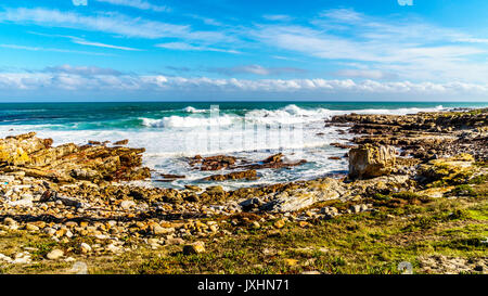 Onde dell'Oceano Atlantico che si infrangono sulle sponde rocciose del Capo di Buona Speranza in la Riserva Naturale di Cape Point sulla Penisola del Capo in Sudafrica Foto Stock