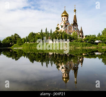 Chiesa cristiana vicino a Almaty, Kazakhstan riflessa nel lago Foto Stock