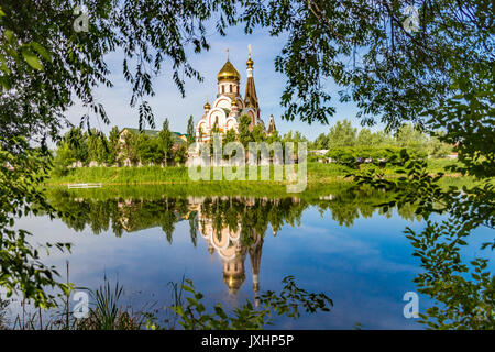 Chiesa cristiana vicino a Almaty, Kazakhstan riflessa nel lago Foto Stock