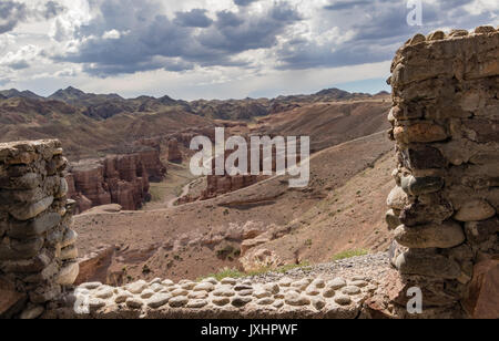 Charyn Canyon in Kazakistan hanno profondi anfratti colorati e molte pietre che ricordano gli animali con un po' di immaginazione Foto Stock