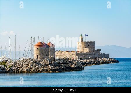 Agios Nikolaos Fort (Forte di San Nicola) e mulini, all'entrata di Mandraki Harbour, l' isola di Rodi, Grecia Foto Stock