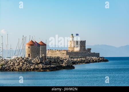 Agios Nikolaos Fort (Forte di San Nicola) e mulini, all'entrata di Mandraki Harbour, l' isola di Rodi, Grecia Foto Stock