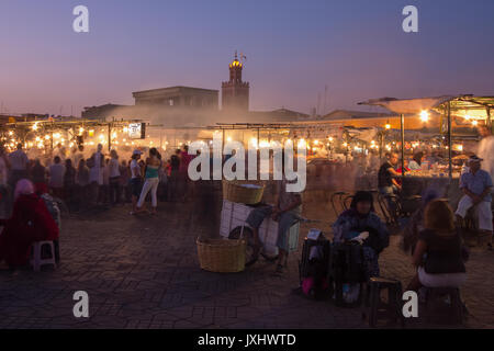 La piazza Jemaa el Fna a Marrakech, Marocco prende vita di notte Foto Stock