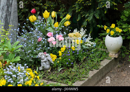 Dimenticare me not (myosotis), Tulipani (tulipa), rose (rosa) e violette (viola) Foto Stock