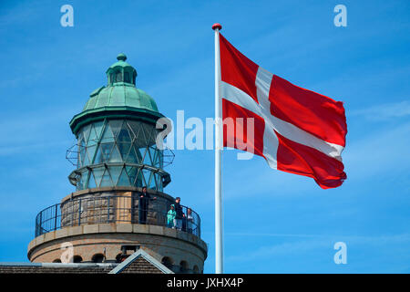 Faro Hammeren con bandiera danese, Bornholm, Danimarca Foto Stock