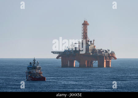 Recipiente di alimentazione nella parte anteriore del West Phoenix oil rig, l'estrazione di olio, Mare del Nord Foto Stock