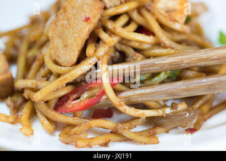 Close up di spaghettini fritti con baguette Foto Stock