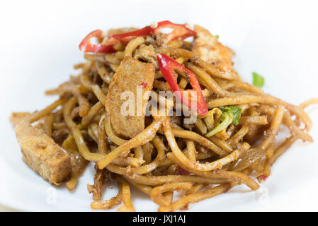 Deliziosi noddles fritto con baguette Foto Stock