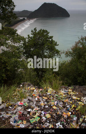 Imballaggi di plastica e altri rifiuti oggetto di pratiche di dumping su New Scenic 5 posti della collina che si affaccia sulla costa Foto Stock