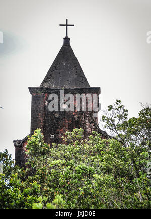 Top di abbandono dei cristiani della chiesa sulla cima della montagna Bokor in Preah Monivong National Park, Kampot, Cambogia. Foto Stock