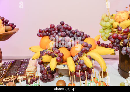 deliziosa frutta disposta sul tavolo per il ricevimento di nozze Foto Stock