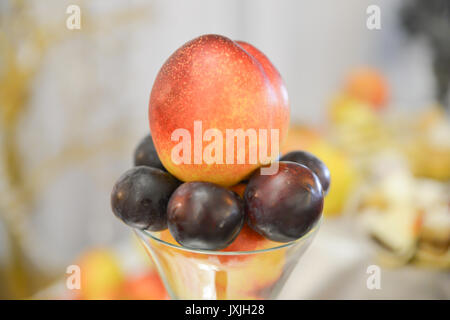 deliziosa frutta disposta sul tavolo per il ricevimento di nozze Foto Stock