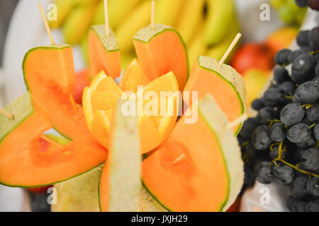 deliziosa frutta disposta sul tavolo per il ricevimento di nozze Foto Stock