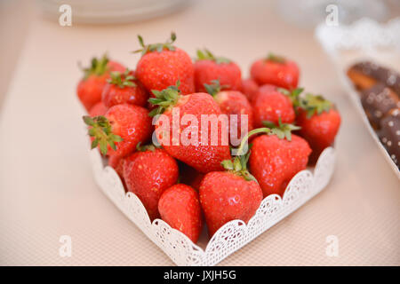 deliziosa frutta disposta sul tavolo per il ricevimento di nozze Foto Stock